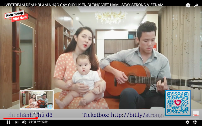 Bảo Tr&acirc;m idol vừa bế con vừa h&aacute;t