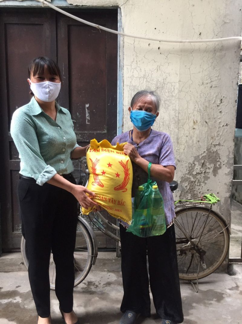 Hội Phụ nữ chia sẻ, giúp đỡ, hỗ trợ kịp thời đối với những gia đình có hoàn cảnh khó khăn do ảnh hưởng của đại dịch Covid -19