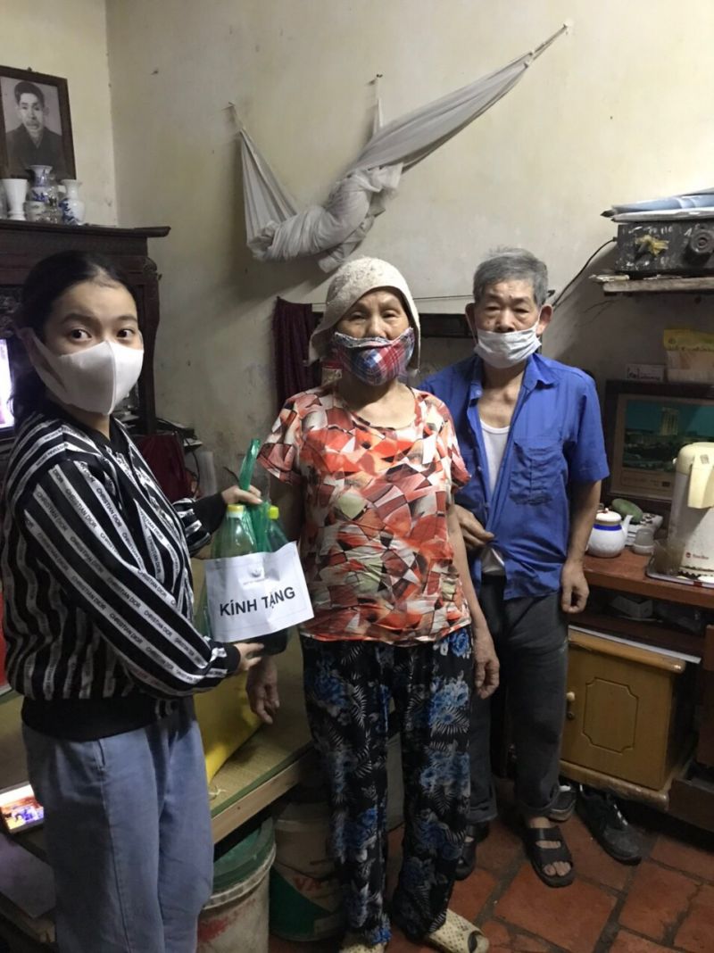 Đón nhận những phần quà hết sức thiết thực, ý nghĩa của đoàn, các gia đình bày tỏ xúc động và cảm ơn sự quan tâm của các cấp Hội Phụ nữ