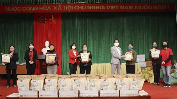 Mỗi suất quà trị giá 300 nghìn đồng gồm các nhu yếu phẩm cho 30 phụ nữ có hoàn cảnh khó khăn của mỗi địa phương Mỗi suất quà trị giá 300 nghìn đồng gồm các nhu yếu phẩm cho 30 phụ nữ có hoàn cảnh khó khăn của mỗi địa phương