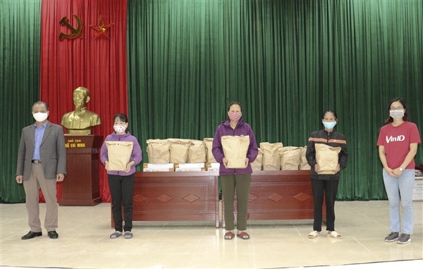 Đại điện VinID thuộc tập đoàn VinGroup đơn vị phối hợp với Hội LHPN huyện trao quà cho phụ nữ tại Cụm Bắc Đuống Đại điện VinID thuộc tập đoàn VinGroup đơn vị phối hợp với Hội LHPN huyện trao quà cho phụ nữ tại Cụm Bắc Đuống