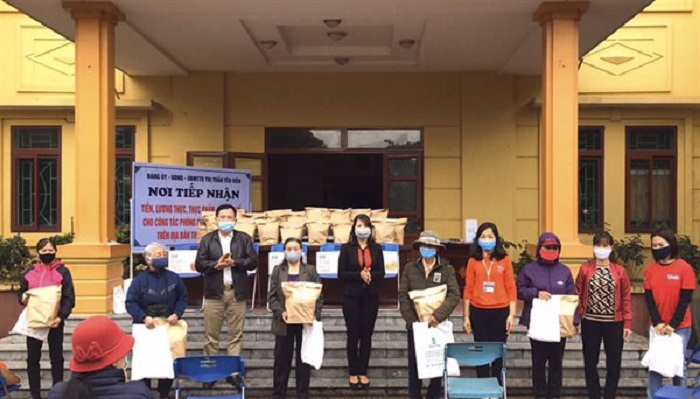 Hội Phụ nữ đã tặng 240 suất quà cho hội viên phụ nữ có hoàn cảnh khó khăn bị ảnh hưởng do dịch Covi-19 tại 8 xã, thị trấn trên địa bàn cụm Bắc Đuống. Hội Phụ nữ đã tặng 240 suất quà cho hội viên phụ nữ có hoàn cảnh khó khăn bị ảnh hưởng do dịch Covi-19 tại 8 xã, thị trấn trên địa bàn cụm Bắc Đuống.