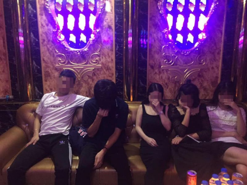 Phát hiện nhóm thanh niên "bay lắc" trong quán karaoke - ảnh 1