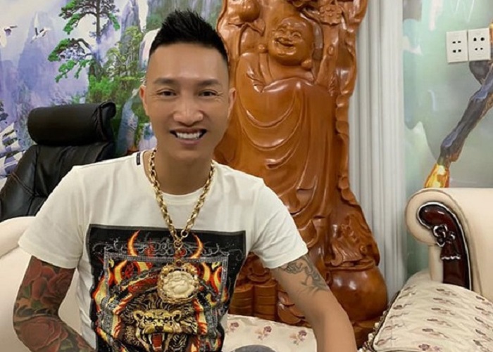 Huấn Hoa Hồng tên thật là Bùi Xuân Huấn, được mệnh danh là giang hồ mạng, từng bị bắt đi cai nghiện bắt buộc vì dương tính với ma túy