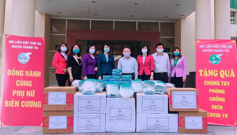 Đồng chí Nguyễn Văn Thành - UVBTV - Trưởng ban Tuyên giáo Huyện ủy; đồng chí Nguyễn Thị Thu Huyền - UVBTV, Trưởng Ban Dân vận Huyện ủy ghi nhận hoạt động gửi và tặng quà  của Hội Phụ nữ huyện đến Hội LHPN huyện Đồng Văn, Tỉnh Hà Giang Đồng chí Nguyễn Văn Thành - UVBTV - Trưởng ban Tuyên giáo Huyện ủy; đồng chí Nguyễn Thị Thu Huyền - UVBTV, Trưởng Ban Dân vận Huyện ủy ghi nhận hoạt động gửi và tặng quà  của Hội Phụ nữ huyện đến Hội LHPN huyện Đồng Văn, Tỉnh Hà Giang