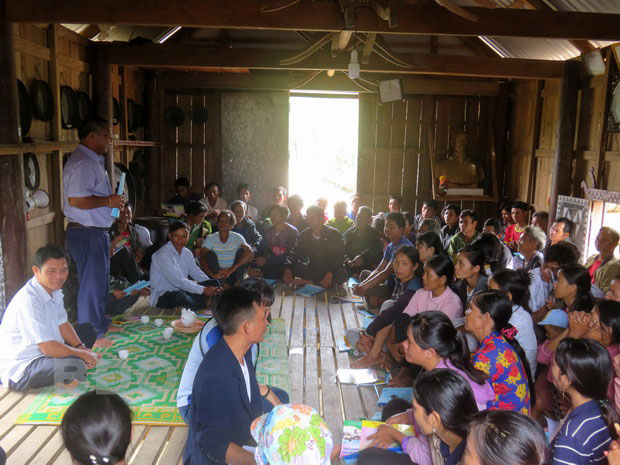 Người dân làng Kà Bưng (xã Canh Liên, huyện Vân Canh, Bình Định) nghe cán bộ Ban Dân tộc tỉnh tuyên truyền về hệ lụy của tảo hôn và hôn nhân cận huyết.