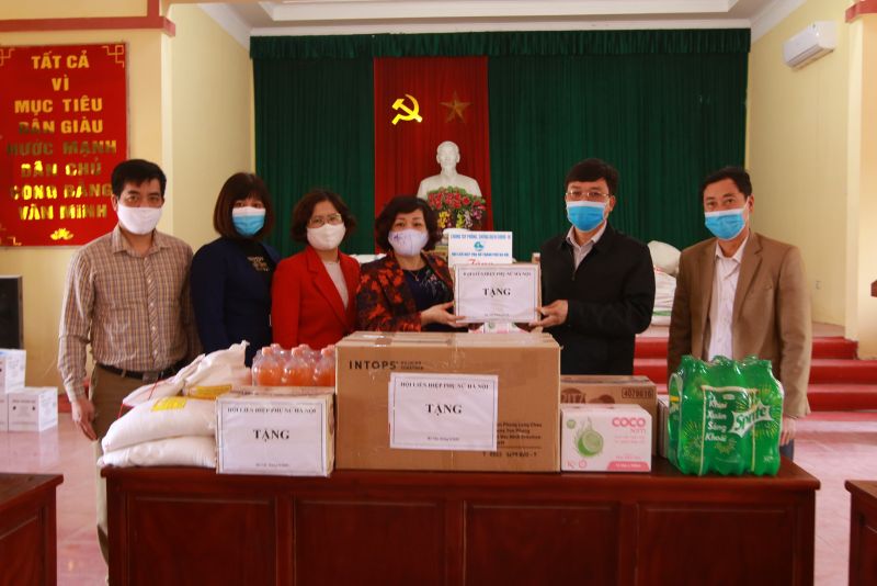 Đồng chí Lê Thị Thiên Hương, Phó Chủ tịch Hội LHP Hà Nội tặng tượng trưng quà gửi tới nhân dân thôn Đông Cứu và các lực lượng phòng chống dịch thông qua đại diện Hội LHPN và chính quyền địa phương