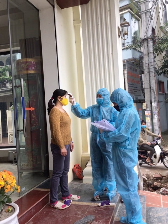 Hội viên phụ nữ thôn Đông Cứu tham gia hỗ trợ lực lượng y tế đo thân nhiệt người dân