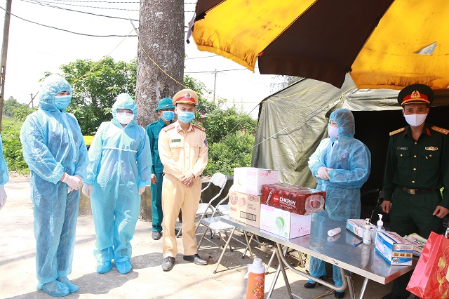 Đoàn công tác tới thăm, tặng quà động viên lực lượng làm nhiệm vụ tại chốt trực trên địa bàn thôn Đông Cứu