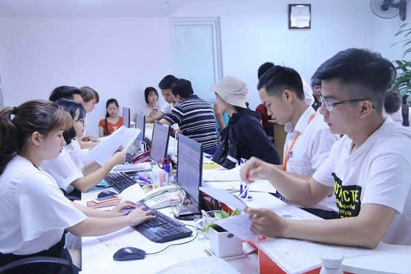 Th&iacute; sinh l&agrave;m thủ tục nhập học v&agrave;o trường đại học Đại Nam