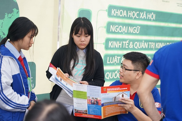 C&aacute;c th&iacute; sinh tham dự ng&agrave;y hội tuyển sinh 2019 do trường đại học Khoa học x&atilde; hội v&agrave; Nh&acirc;n văn tổ chức