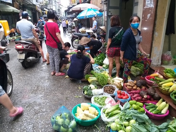 Kh&ocirc;ng c&oacute; khoảng c&aacute;ch an to&agrave;n trong gi&atilde;n c&aacute;ch x&atilde; hội tại chợ tạm
