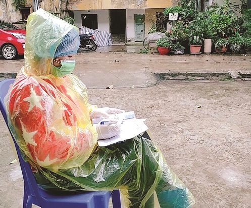 Chị Nguyễn Linh Dung - Chi hội phó Chi hội Phụ nữ Tổ dân phố 2 phường Cầu Diễn làm nhiệm vụ tại chốt trực