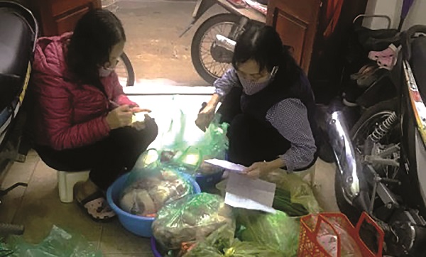 Cán bộ Hội Phụ nữ P. Đồng Tâm, Q. Hai Bà Trưng đi chợ mua thực phẩm hộ các gia đình cách ly trên địa bàn