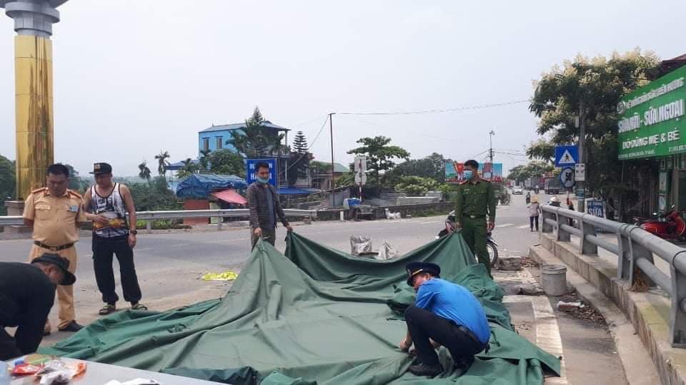 Tháo dỡ nhà bạt tại chốt kiểm dịch 21 Tháo dỡ nhà bạt tại chốt kiểm dịch 21