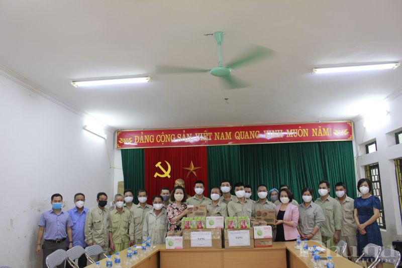 Hội LHPN đã tổ chức thăm, tặng 34 suất quà hỗ trợ cho công nhân lao động của Công ty CP Vật tư thiết bị môi trường 13 (Urenco 13) tại quận Nam Từ Liêm