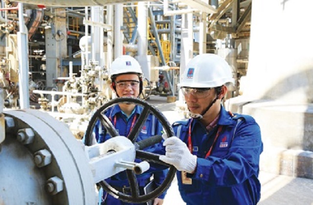Kỹ sư Hồ Quang Xu&acirc;n Nh&agrave;n (phải) v&agrave; kỹ sư Nguyễn Ho&agrave;ng Tri kiểm tra một van vận h&agrave;nh tại ph&acirc;n xưởng PRU.