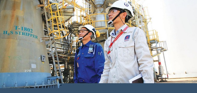 Sau khi &aacute;p dụng giải ph&aacute;p, chủ bi&ecirc;n L&ecirc; Quốc Việt (&aacute;o trắng) thường xuy&ecirc;n c&ugrave;ng nh&oacute;m kỹ sư kiểm tra c&aacute;c th&ocirc;ng số vận h&agrave;nh tại ph&acirc;n xưởng SWS.