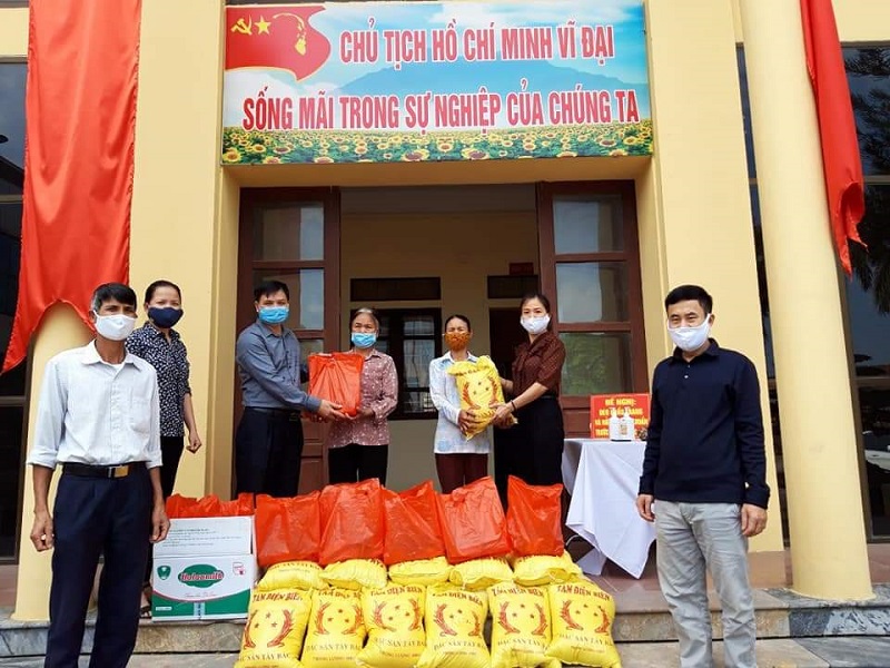 Hội Phụ nữ trao quà cho các gia đình có hoàn cảnh khó khăn trên địa bàn