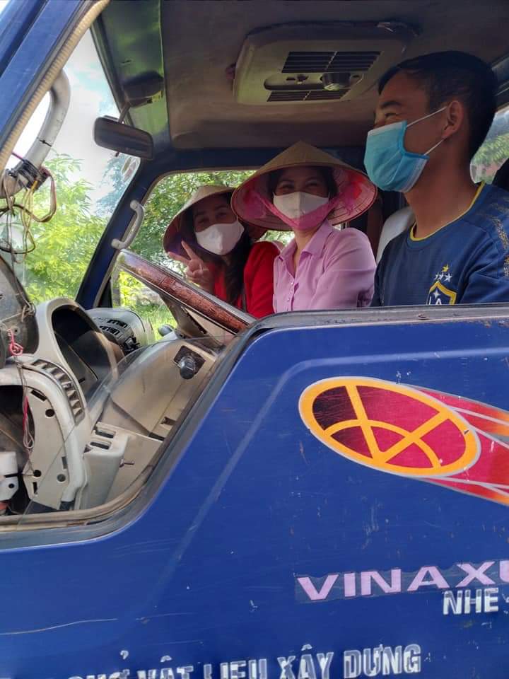 Hội Phụ nữ không quên gửi lời cảm ơn tới các bác tài xế xe tải đã luôn đồng hành cùng tổ chức Hội để chuyển quà tới các gia đình