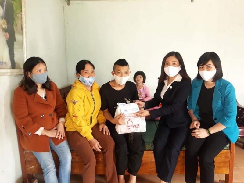 Hội Phụ nữ huyện Ba Vì đã trao tặng số tiền 7 triệu đồng của Nhóm Tôi tình nguyện và các nhà hảo tâm ủng hộ giúp đỡ cho cháu Hoàng Công Vũ - xã Vân Hòa