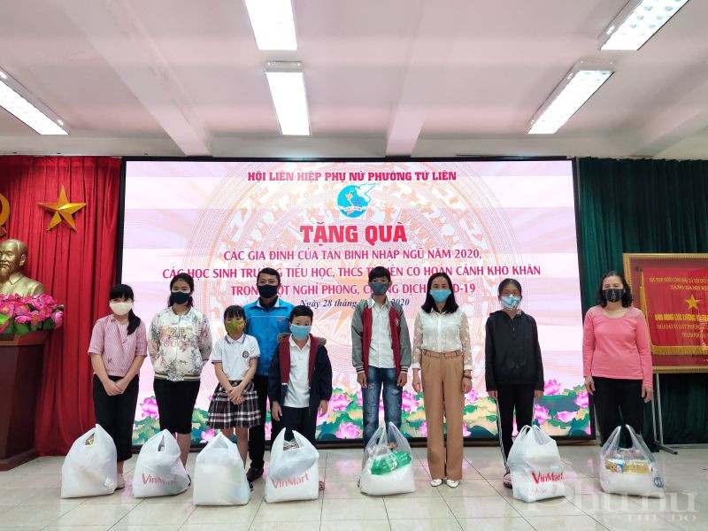 Đồng chí Hồ Nguyệt Thu- Chủ tịch Hội LHPN phường Tứ Liên ( người mặc áo trắng thứ 3 từ trái sang) cho biết, sau gần 3 tháng với tinh thần “chống giặc như chống dịch”, Hội LHPN phường Tứ Liên quận Tây Hồ đã chủ động tích cực vào cuộc kịp thời quan tâm chăm lo đến đời sống tinh thần, vật chất của cán bộ hội viên phụ nữ và nhân dân