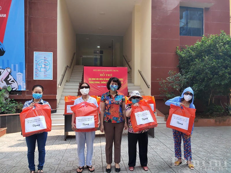 Đồng chí Tạ Thị Thanh Huyền- Chủ tịch Hội LHPN quận Hai Bà Trưng tặng quà cho hội viên phụ nữ khiếm thị có hoàn cảnh khó khăn trên địa bàn quận