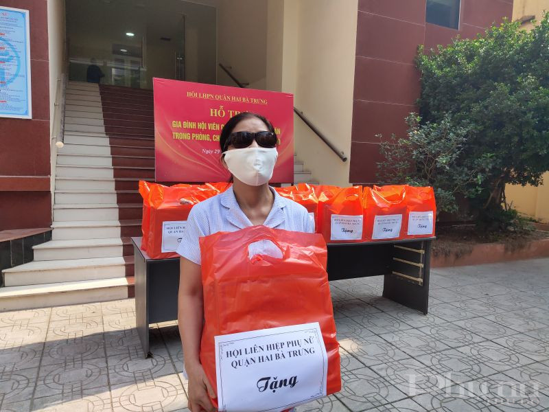 Bà Mai Thị Hòa 57 tuổi, hội viên phụ nữ khiếm thị quận Hai Bà Trưng trước đây  làm nghề tẩm quất kiếm thêm thu nhập nhưng nay sức khỏe yếu bà đành bỏ nghề, nhận được sự quan tâm hỗ trợ của Hội Phụ nữ bà vô cùng cảm đông. Bà Hòa gửi lời cảm ơn đến tổ chức Hội đã luôn quan tâm tới những hoàn cảnh khó khăn đặc biệt là những người khiếm thị .