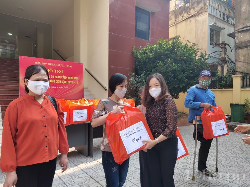 Đồng chí Nguyễn Hiền Phương- Phó Chủ tịch Hội LHPN quận Hai Bà Trưng trao quà hỗ trợ cho hội viên khiếm thị có hoàn cảnh khó khăn trên địa bàn quân.