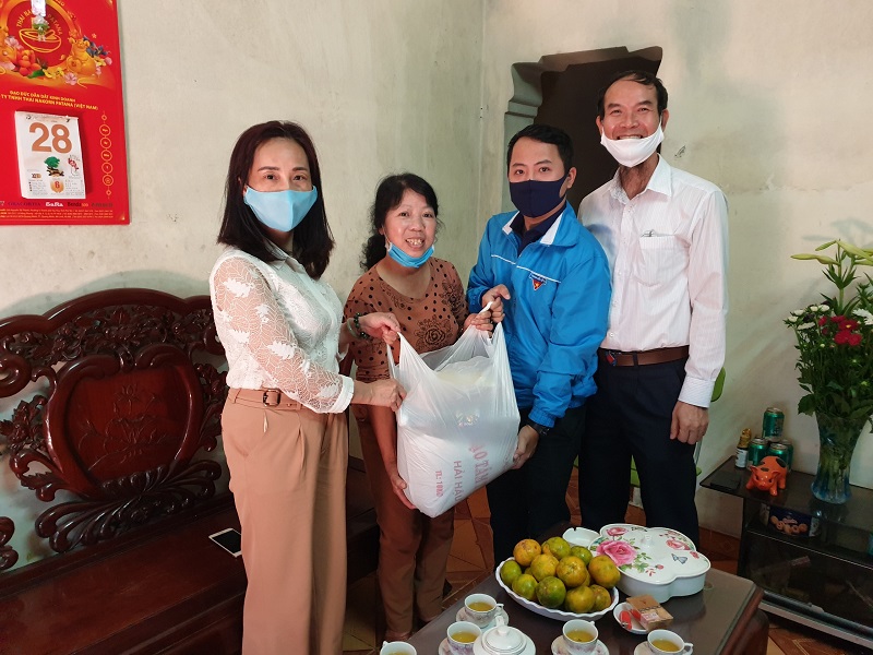 Đại diện lãnh đạo các đoàn thể Hội Phụ nữ, Đoàn thanh niên, Ban chỉ huy quân sự  tặng quà gia đình chị Nguyễn Thị Huế tổ 35, cụm dân cư số 5  con trai chị  lên đường nhập ngũ năm 2020, hiện nay cũng đang tham gia lực lượng phục vụ tại khu cách ly trên địa bàn thành phố