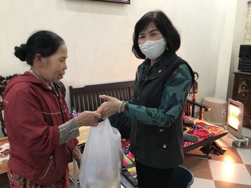 Hội Phụ nữ tặng quà gia đình hội viên có hoàn cảnh khó khăn