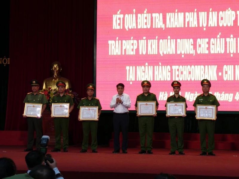 Chủ tịch Nguyễn Đức Chung trao tặng các quyết định khen thưởng cho các đơn vị phá án trong 3 chuyên án lớn vừa qua.