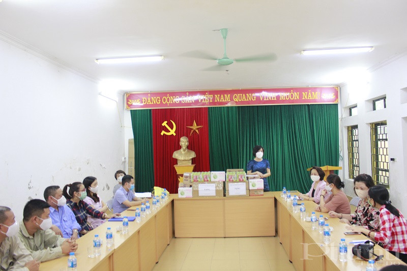 Bà Vũ Vân Hà- Bí thư chi bộ- Giám đốc Công ty Urenco 13 phát biểu tại buổi trao quà