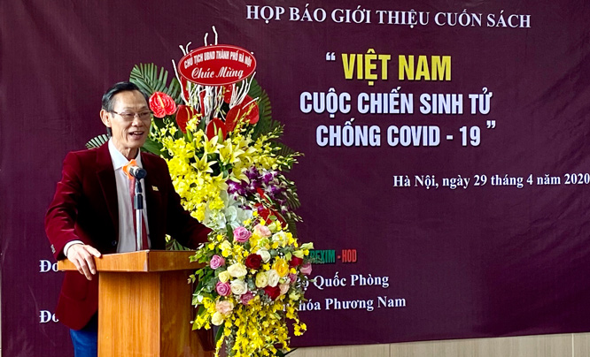 Nhà báo Ngọc Niên chia sẻ về công tác biên soạn cuốn sách.