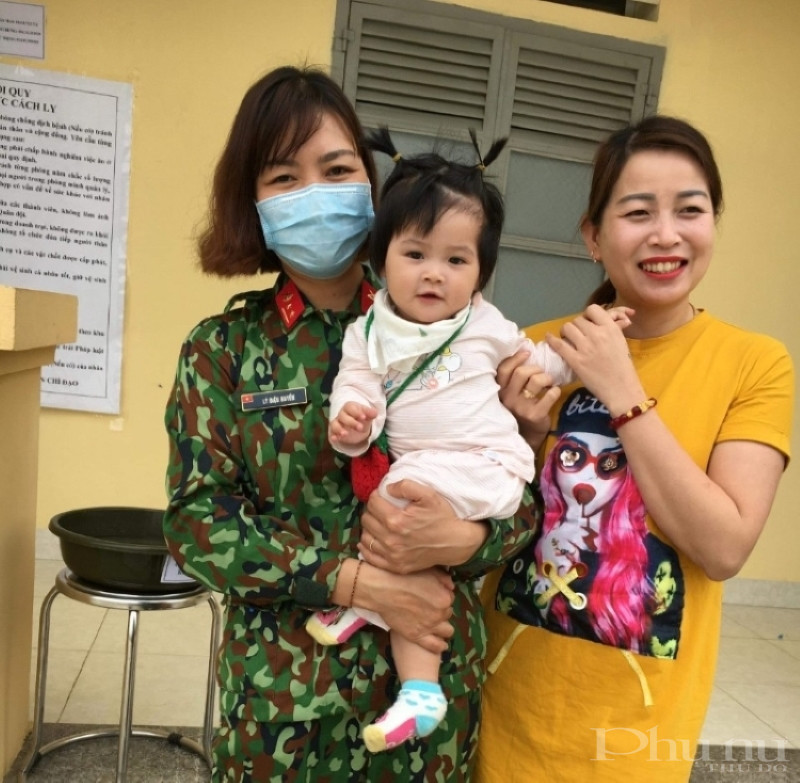 Trải qua 14 ngày, chiến sĩ và người dân trong khu cách ly trở nên gắn bó, thân thiết như người thân trong gia đình.