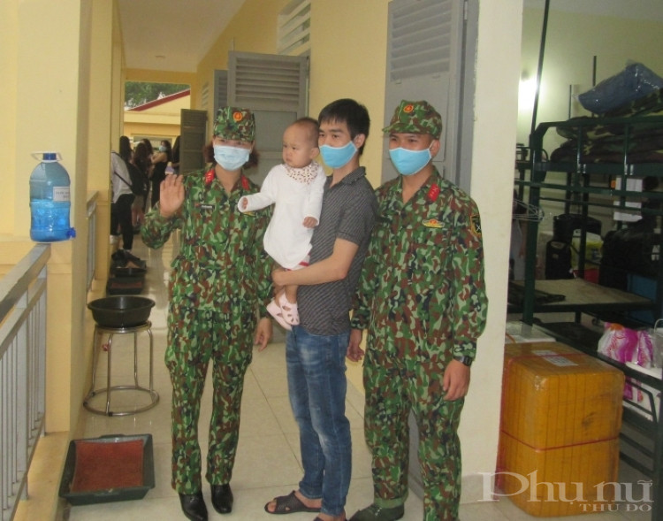 Những bức hình lưu lại khoảnh khắc tình cảm của chiến sĩ, nhân dân trong khu cách ly, trước khi bà con hoàn thành 14 ngày theo dõi, trở về với gia đình.