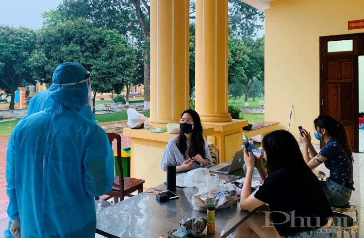 Các y, bác sĩ trong khu cách ly tại Trung đoàn 58 trò chuyện, thăm hỏi sức khỏe các công dân.