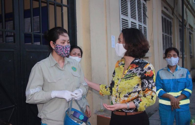 Chủ tịch Hội LHPN Hà Nội trò chuyện, thăm hỏi nữ công nhân tổ môi trường số 1 chi nhánh Urenco Hoàn Kiếm