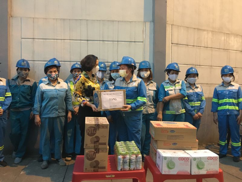 Trao quà, động viên người lao động và nữ công nhân môi trường Hà Nội dịp Tết Lao động 1/5 - ảnh 1