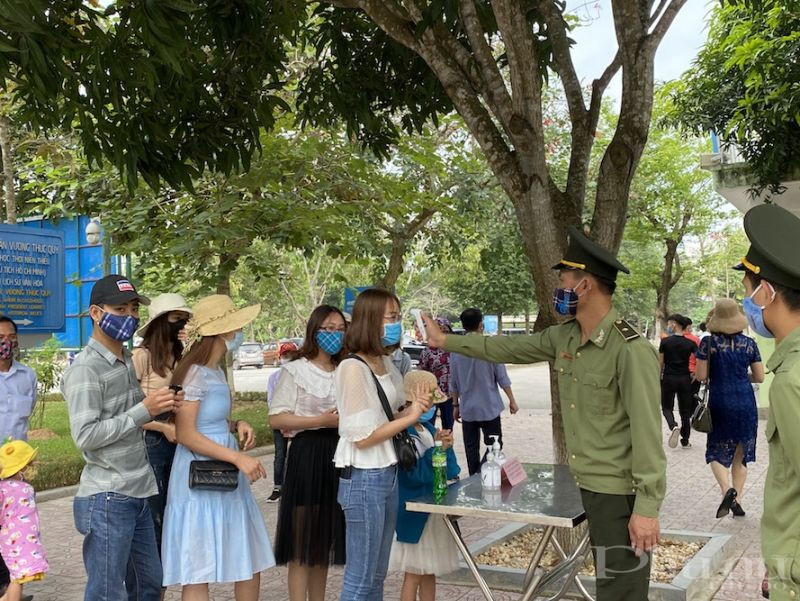 Du khách được đo nhiệt độ kỹ lưỡng tại khu di tích Làng Sen