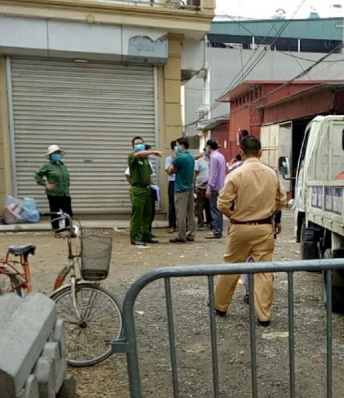 Lực lượng chức năng tiến h&agrave;nh khoanh v&ugrave;ng gi&aacute;m s&aacute;t khu vực nam bệnh nh&acirc;n tạm tr&uacute; tại Ki&ecirc;u Kỵ, Gia L&acirc;m, H&agrave; N&ocirc;i.