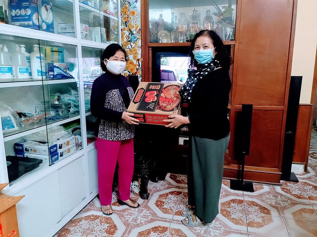 Còn gì thiêng liêng hơn những món quà ấm áp tình người.