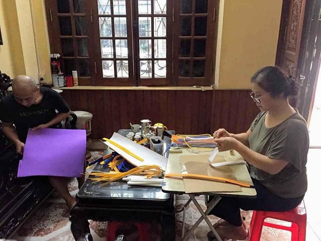 Chị còn khởi xướng phong trào làm mũ chống giọt bắn để hưởng ứng phòng chống dịch Covid-19.