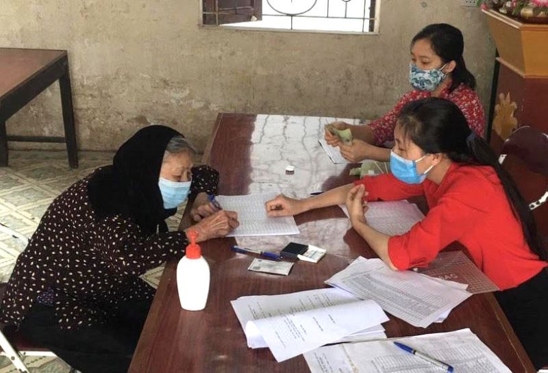 Người dân xã Quang Tiến (huyện Sóc Sơn) nhận tiền hỗ trợ. Người dân xã Quang Tiến (huyện Sóc Sơn) nhận tiền hỗ trợ.