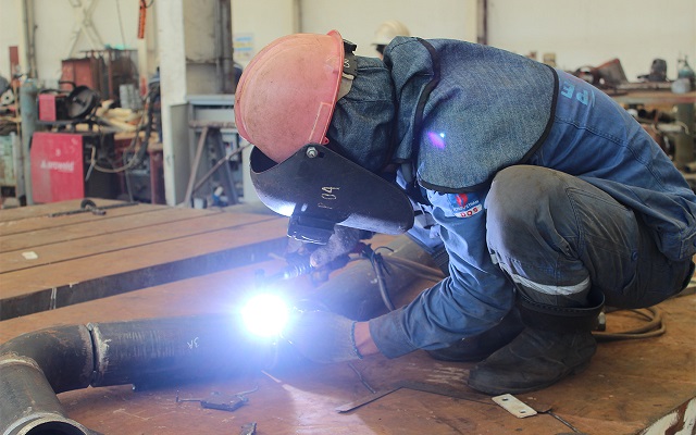 Công nhân tại DQS đang hoàn thành một hạng mục hàn ống.