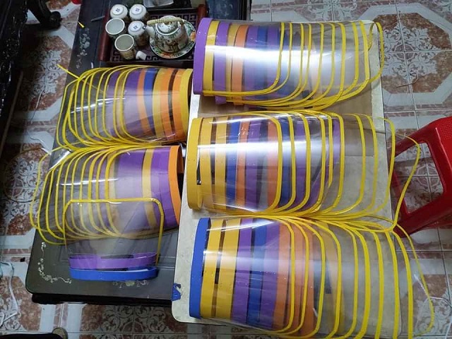 Hàng trăm mũ chống giọt bắn đã được Chi hội phụ nữ Hậu An vận động ủng hộ tuyến đầu phòng chống dịch.