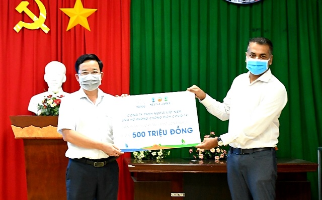 Ngày 16/4, tại Đồng Nai, ông Binu Jacob, Tổng giám đốc Nestle' Việt Nam đã phần quà các sản phẩm thực phẩm và thức uống dinh dưỡng ủng hộ cho đại diện Sở Y tế tỉnh Đồng Nai. Ngày 16/4, tại Đồng Nai, ông Binu Jacob, Tổng giám đốc Nestle' Việt Nam đã phần quà các sản phẩm thực phẩm và thức uống dinh dưỡng ủng hộ cho đại diện Sở Y tế tỉnh Đồng Nai.