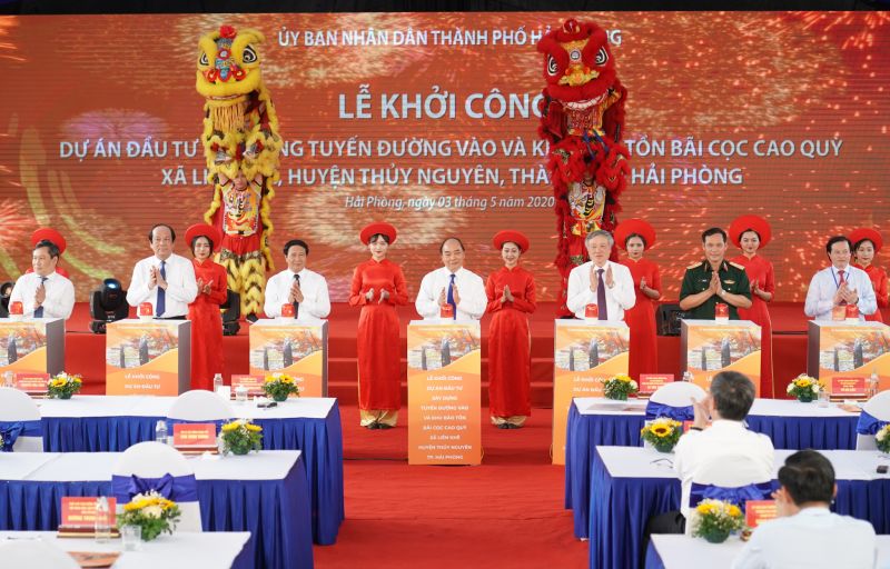 Thủ tướng thực hiện nghi thức khởi công dự án. Ảnh VGP/Quang Hiếu Thủ tướng thực hiện nghi thức khởi công dự án. Ảnh VGP/Quang Hiếu