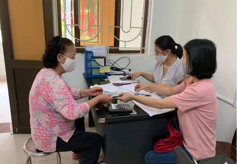 Người dân thị xã Sơn Tây nhận tiền hỗ trợ. Người dân thị xã Sơn Tây nhận tiền hỗ trợ.