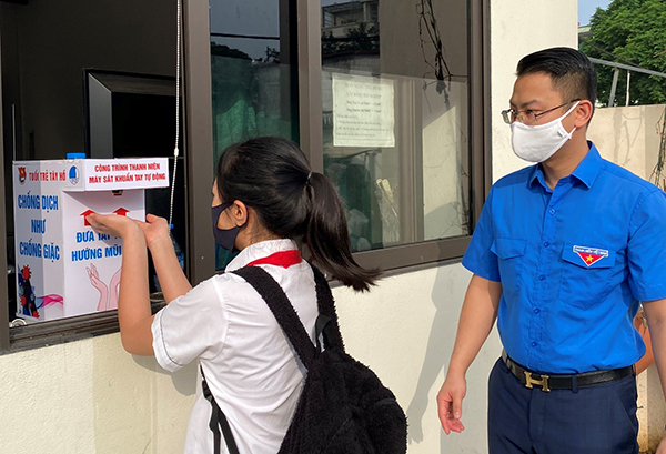 Các em học sinh sát khuẩn tay trước khi vào lớp học Các em học sinh sát khuẩn tay trước khi vào lớp học